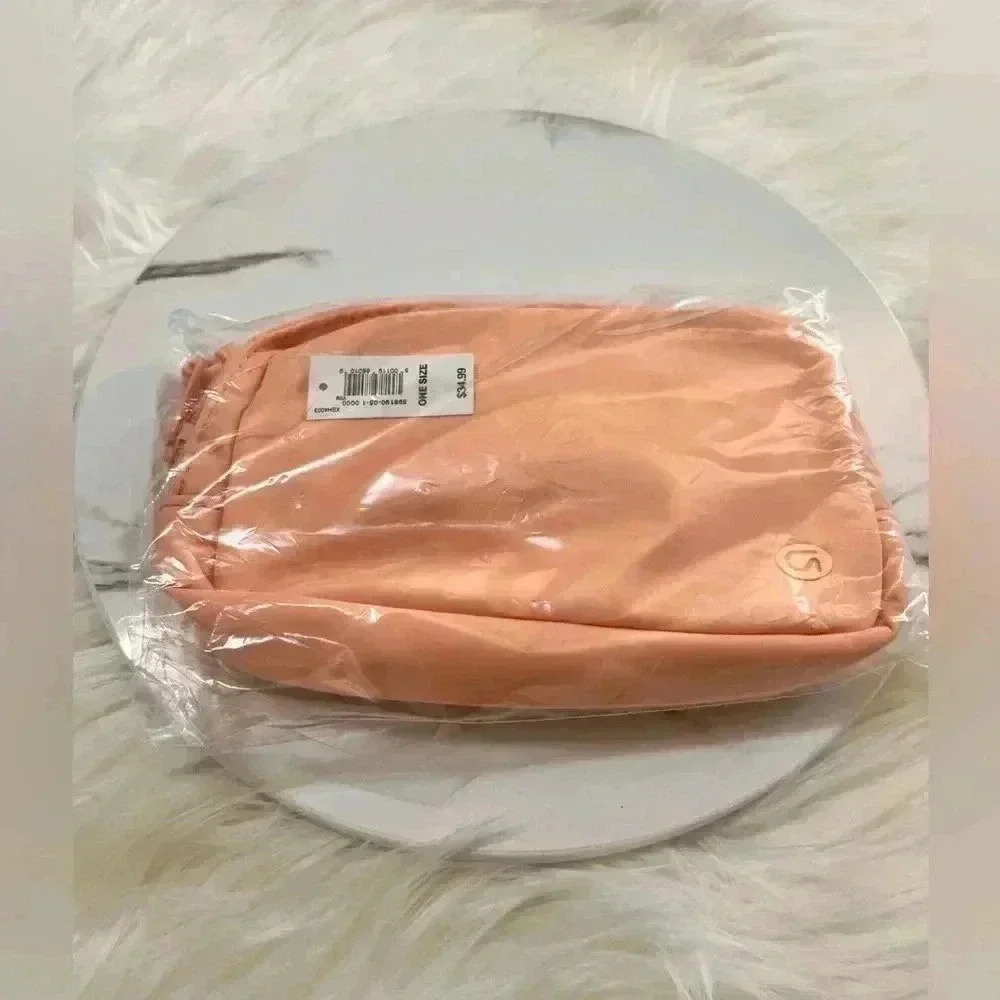 GapFit Recycled Belt Bag/ Crossbody/ fannypack - Picture 3 of 4